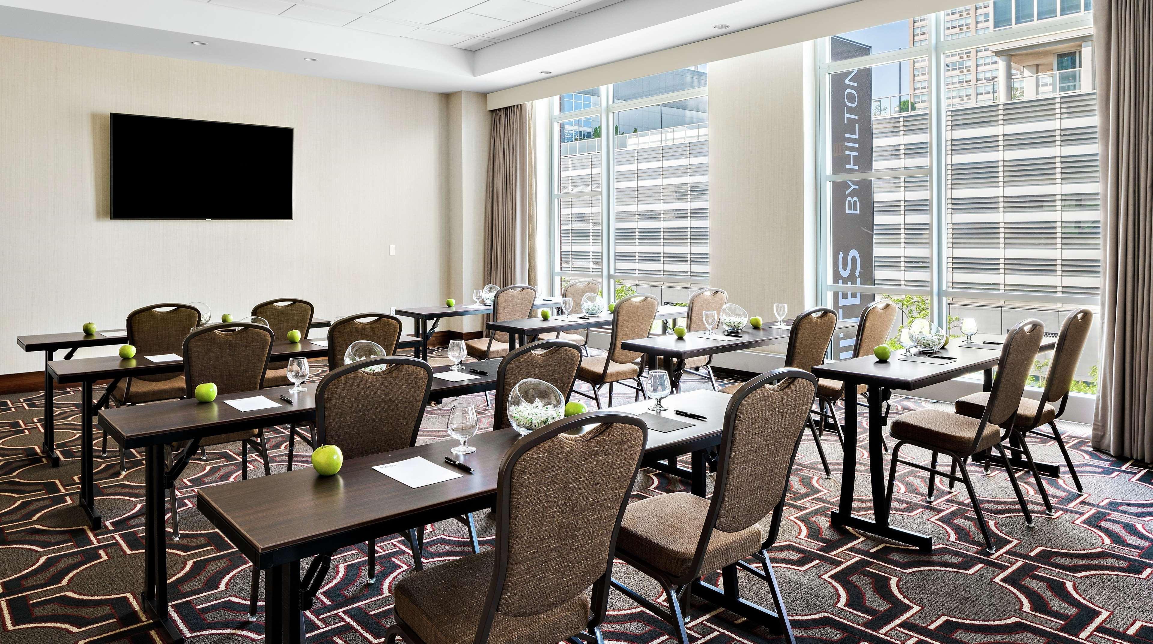 Hilton Garden Inn Chicago Mccormick Place Exterior photo
